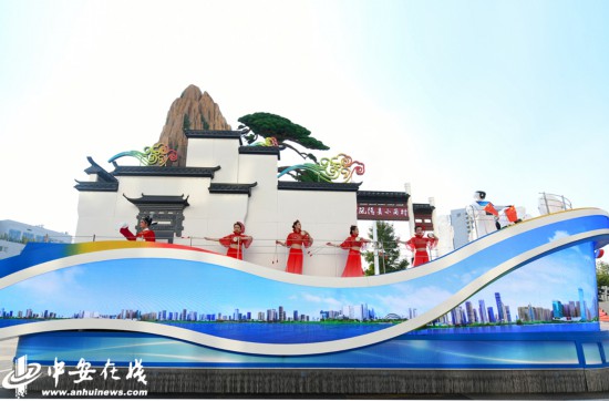 “美好安徽”彩车：展现多姿多彩的徽风皖韵，，，，，，奏响争当改革先锋的时代强音